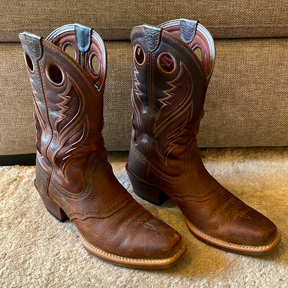 Ariat cowboy boots 9D (hardly used)